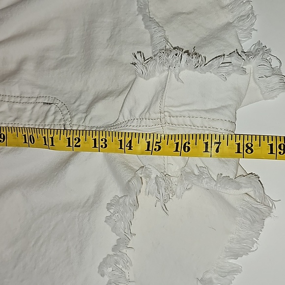 We The Free Strappy Shortalls Overalls Bib White Denim Jean Shorts Cutoff Raw 31 - Picture 15 of 16